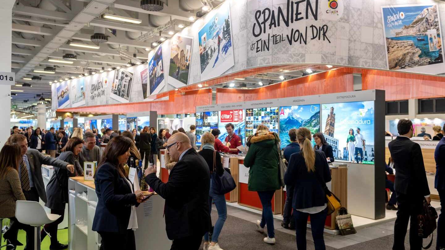 Decenas de visitantes visitan el expositor español en la Feria Internacional de Turismo, este miércoles en Berlín.