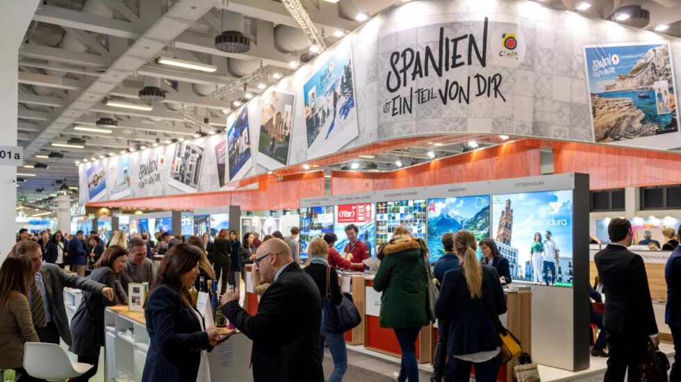 Decenas de visitantes visitan el expositor español en la Feria Internacional de Turismo, este miércoles en Berlín.
