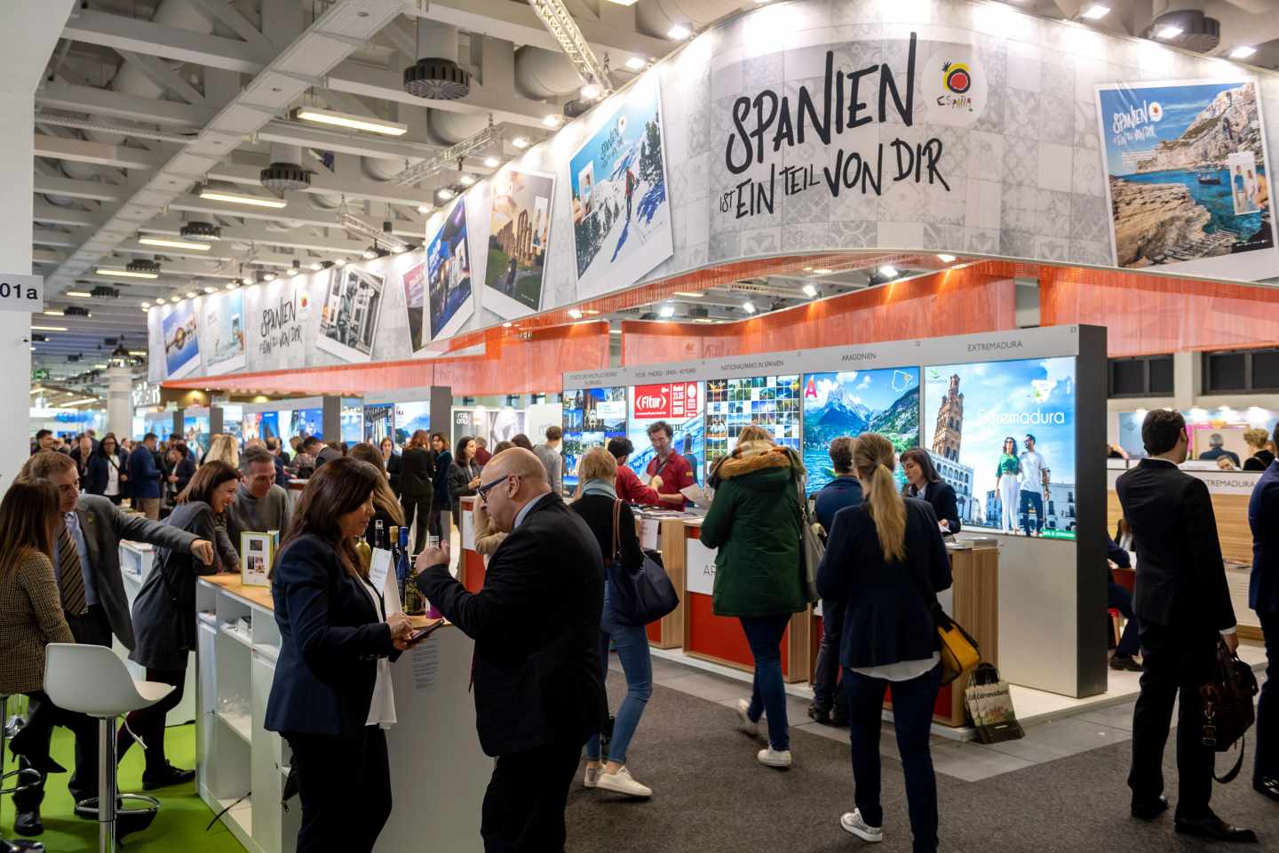 Decenas de visitantes visitan el expositor español en la Feria Internacional de Turismo, este miércoles en Berlín.