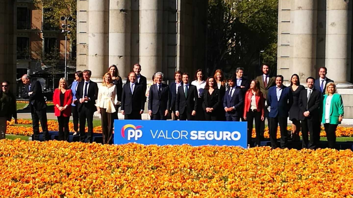 Pablo Casado posa con el equipo que irá en la lista de Madrid al Congreso.