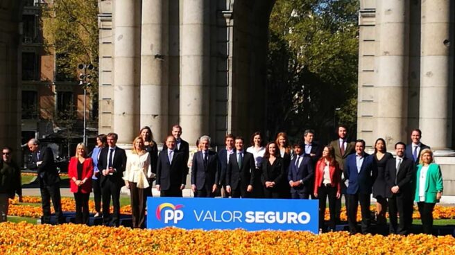 Pablo Casado posa con el equipo que irá en la lista de Madrid al Congreso.