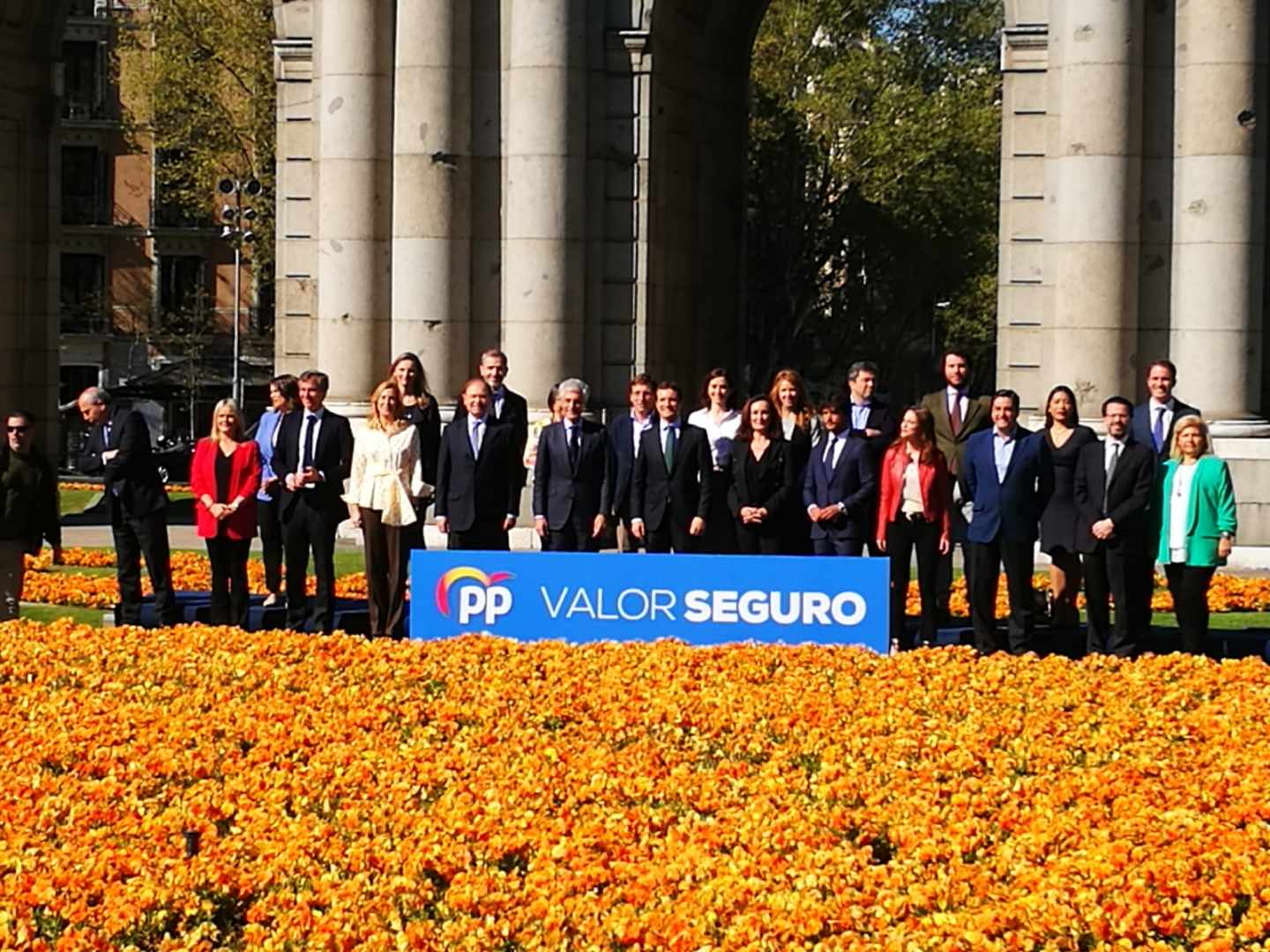 Pablo Casado posa con el equipo que irá en la lista de Madrid al Congreso.