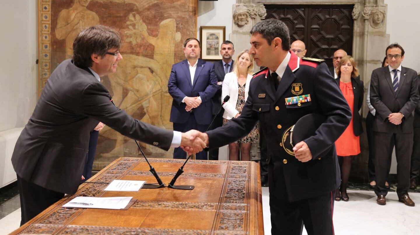 Trapero estrecha la mano de Puigdemont el 18 de abril de 2017, día en que fue nombrado mayor de los Mossos.