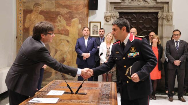 Mossos no creen a Trapero: "Iban a detener a Puigdemont y se lo llevaron a Bélgica" Trapero estrecha la mano de Puigdemont el 18 de abril de 2017, día en que fue nombrado mayor de los Mossos.