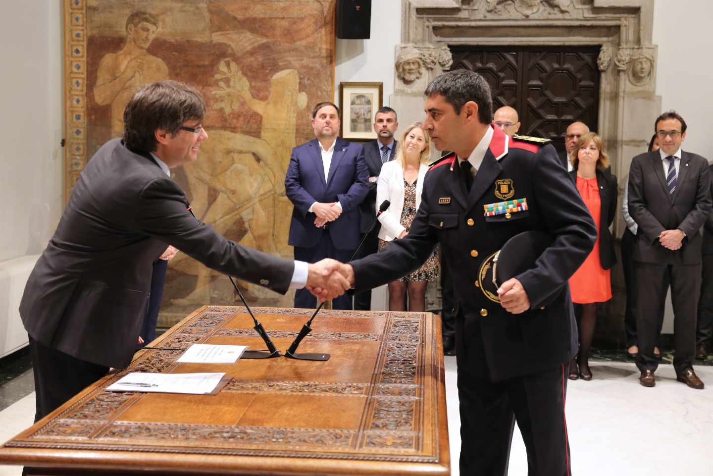 Trapero estrecha la mano de Puigdemont el 18 de abril de 2017, día en que fue nombrado mayor de los Mossos.