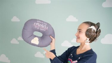 Una empresa de Valencia inventa un cojín para "acabar con el suplicio" de dormir con moños de fallera