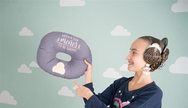 La empresa de Valencia Moñaditas Inventa un cojín para "acabar con el suplicio" de dormir con moños de fallera.