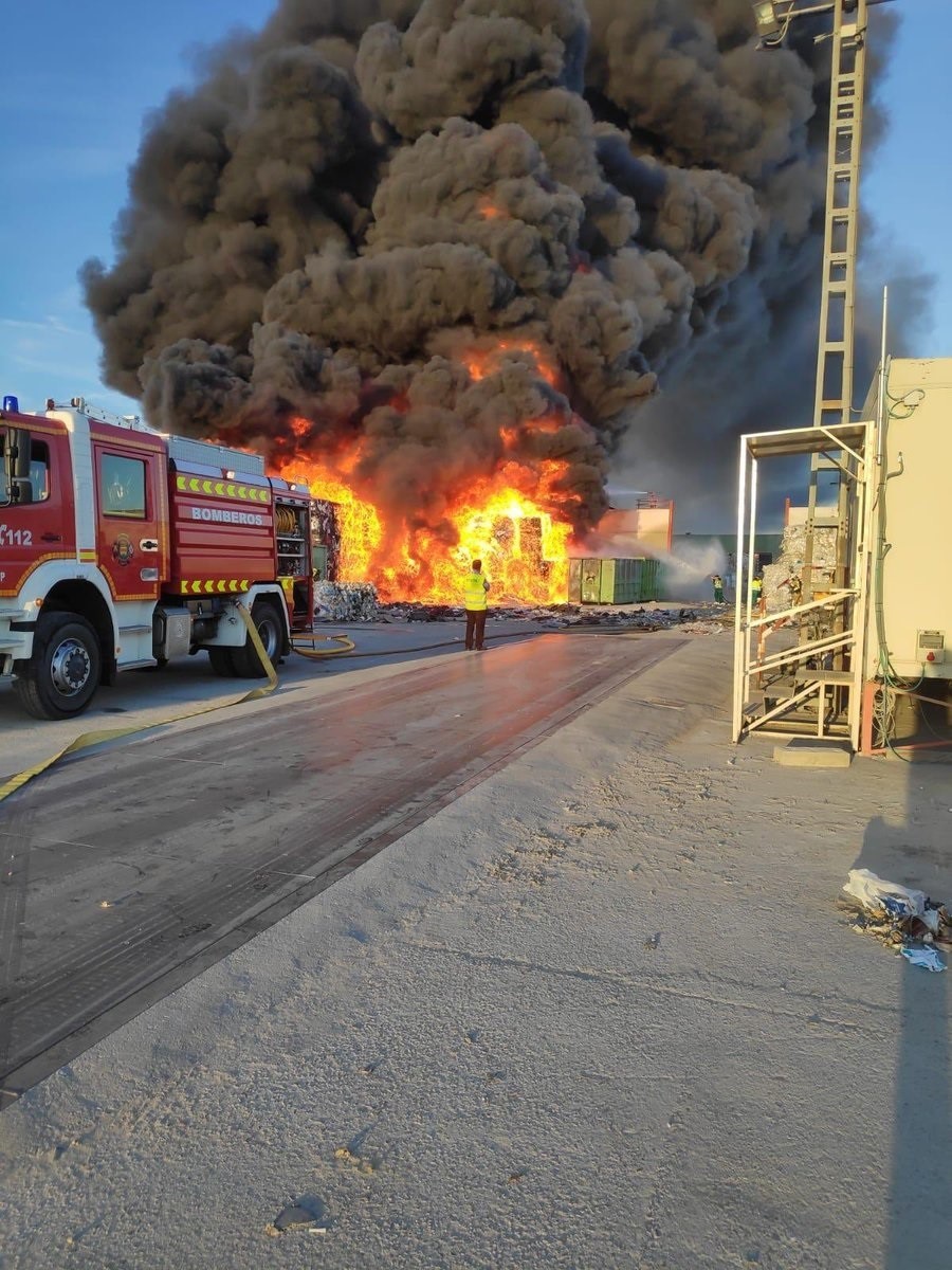 Incendio desencadenado en una nave de Alcorcón.