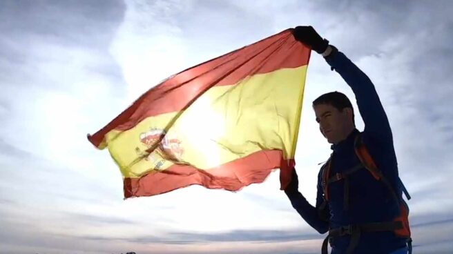 García Egea se inspira en Vox con un vídeo en la nieve portando la bandera de España