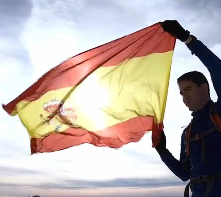 García Egea se inspira en Vox con un vídeo en la nieve portando la bandera de España
