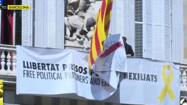 Retiran la pancarta con los lazos de la Generalitat.