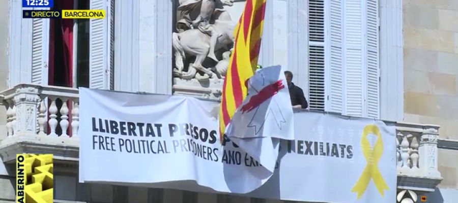 Retiran la pancarta con los lazos de la Generalitat.