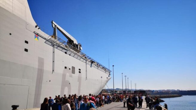 Colas en Getxo para visitar el Juan Carlos I.