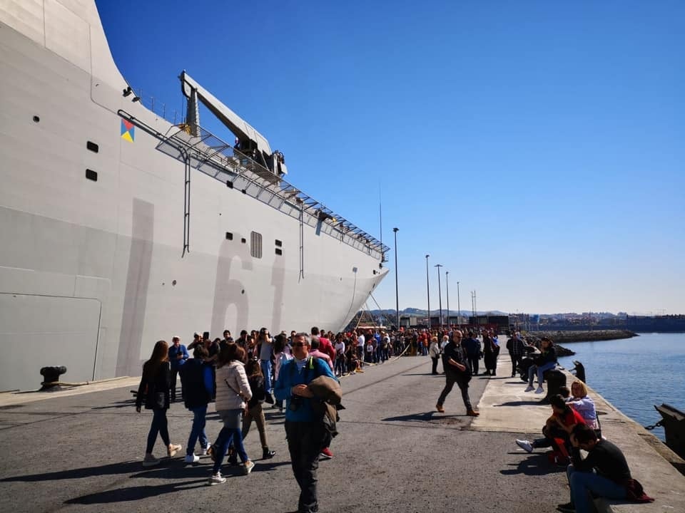 Colas en Getxo para visitar el Juan Carlos I.