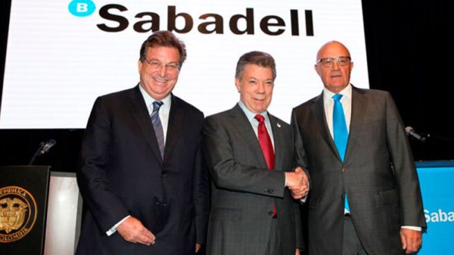Gilinski. Jaime Gilinski, primer accionista del Sabadell, Juan Manuel Santos, presidente de Colombia, y Josep Oliu, presidente del banco.