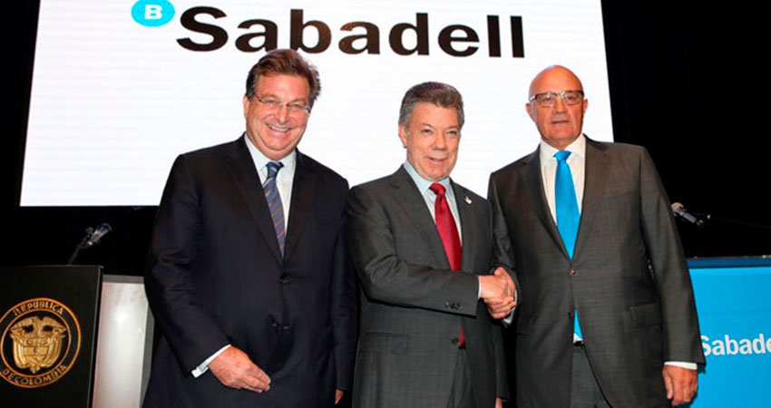 Jaime Gilinski, primer accionista del Sabadell, Juan Manuel Santos, presidente de Colombia, y Josep Oliu, presidente del banco.