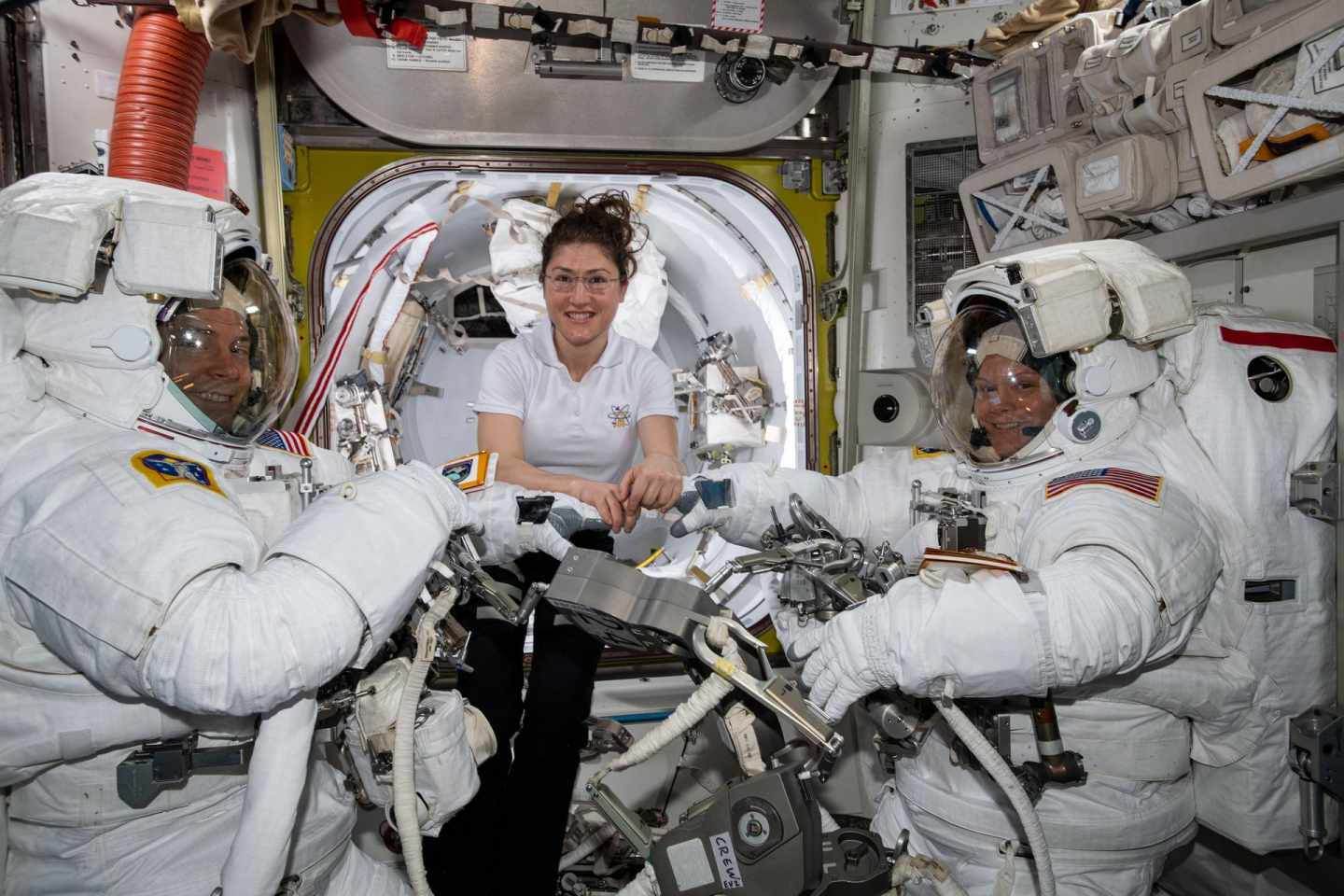 Mc clain y Koch, primeras mujeres en realizar una caminata espacial