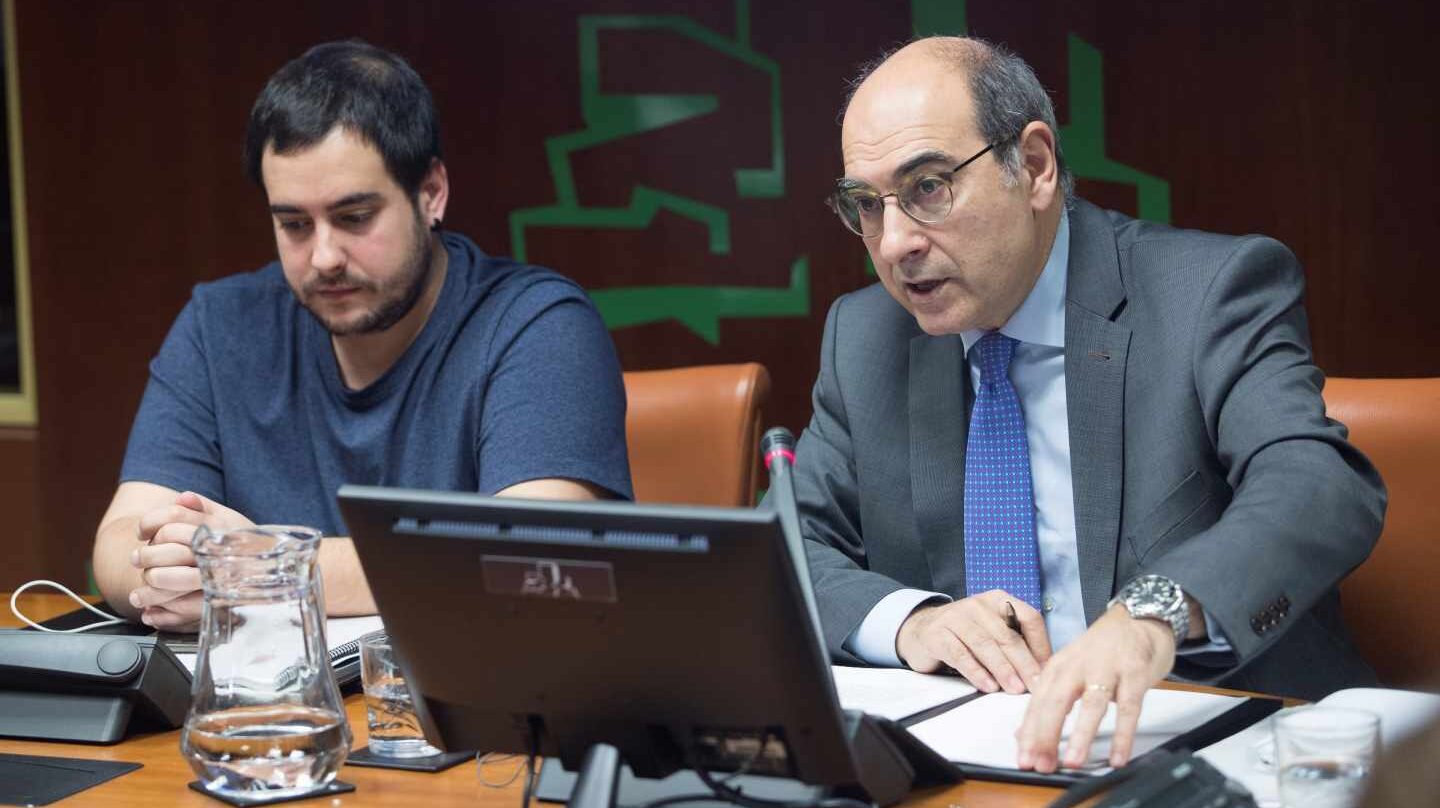 Jon Darpón, en una comisión del Parlamento vasco.