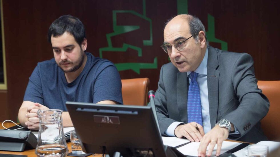 Jon Darpón, en una comisión del Parlamento vasco.