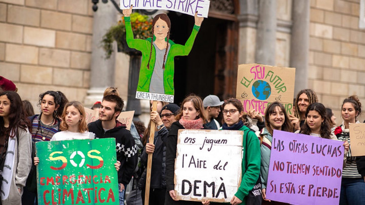 Jóvenes en Barcelona se movilizan contra el cambio climático.