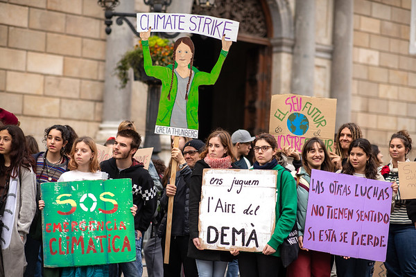 Jóvenes en Barcelona se movilizan contra el cambio climático.