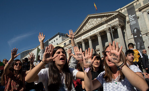 Estudiantes de 47 localidades españolas se suman a la huelga convocada en 100 países