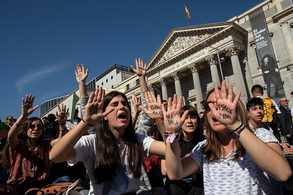 Estudiantes de 47 localidades españolas se suman a la huelga convocada en 100 países