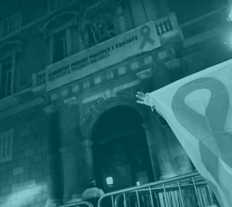 Banderas, lacitos y perifollos