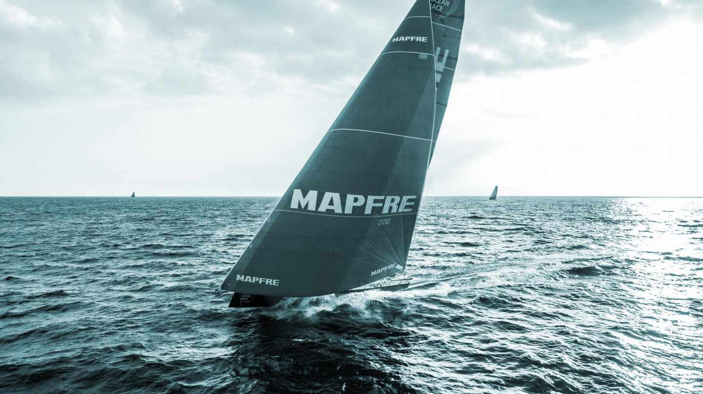 Velero patrocinado por Mapfre en una regata.