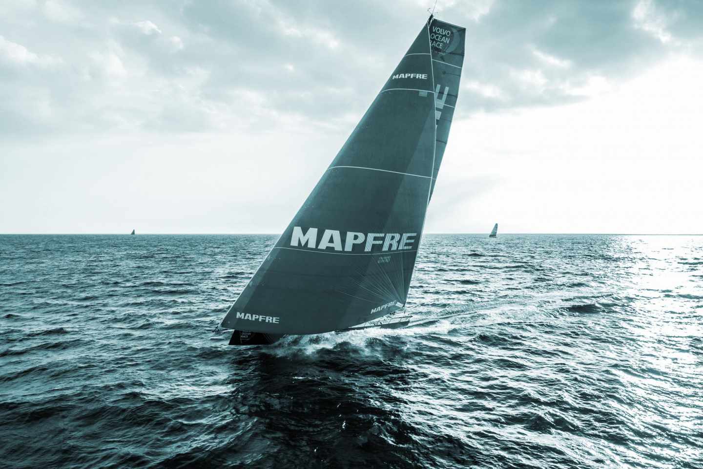 Velero patrocinado por Mapfre en una regata.