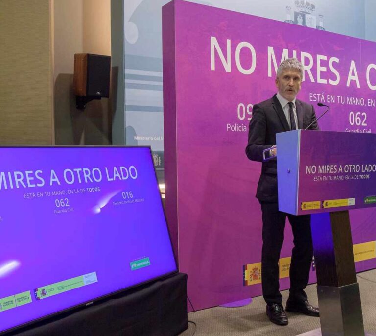 Policías y guardias civiles piden a Marlaska el informe que oculta sobre la equiparación