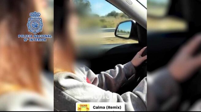 La menor detenida, a los mandos de su coche.