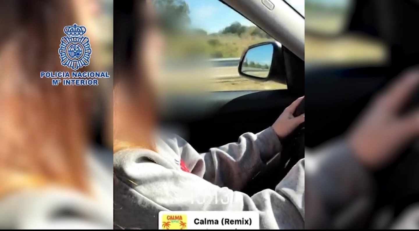 La menor detenida, a los mandos de su coche.