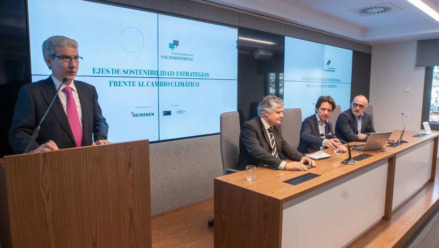 Casimiro García-Abadillo presenta la mesa con Fernando Prieto (OS), Juan Delgado y Mauricio Domínguez-Adame (Heineken)