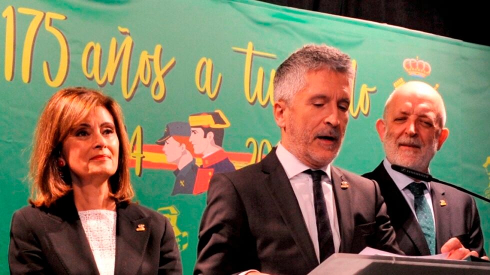 Grande-Marlaska, en un acto oficial junto a Ana Botella y el director general de la Guardia Civil.