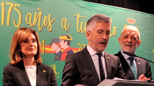 Grande-Marlaska, en un acto oficial junto a Ana Botella y el director general de la Guardia Civil.