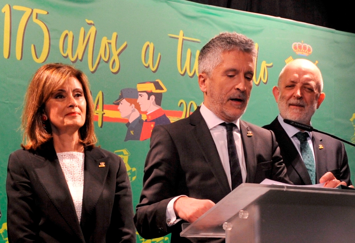 Grande-Marlaska, en un acto oficial junto a Ana Botella y el director general de la Guardia Civil.