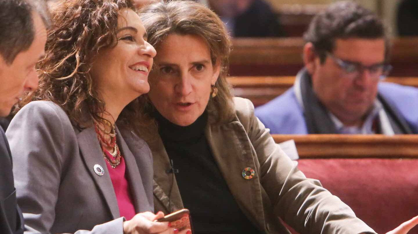 La ministra de Hacienda, María Jesús Montero, y la ministra para la Transición Ecológica, Teresa Ribera.