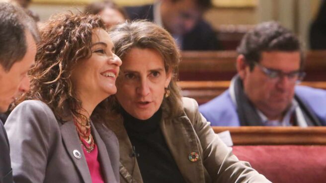 La ministra de Hacienda, María Jesús Montero, y la ministra para la Transición Ecológica, Teresa Ribera.
