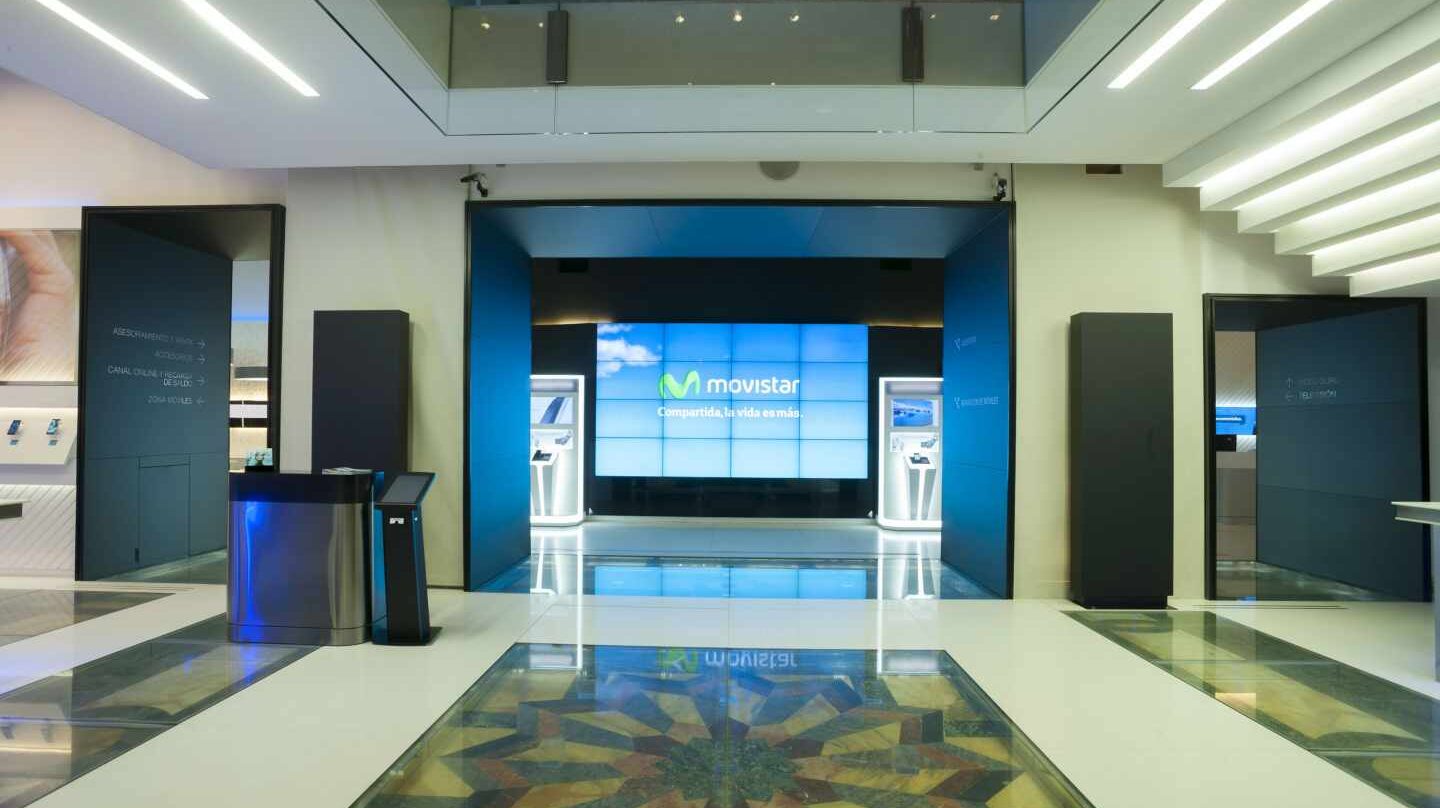 Logo de Movistar en una tienda del grupo.