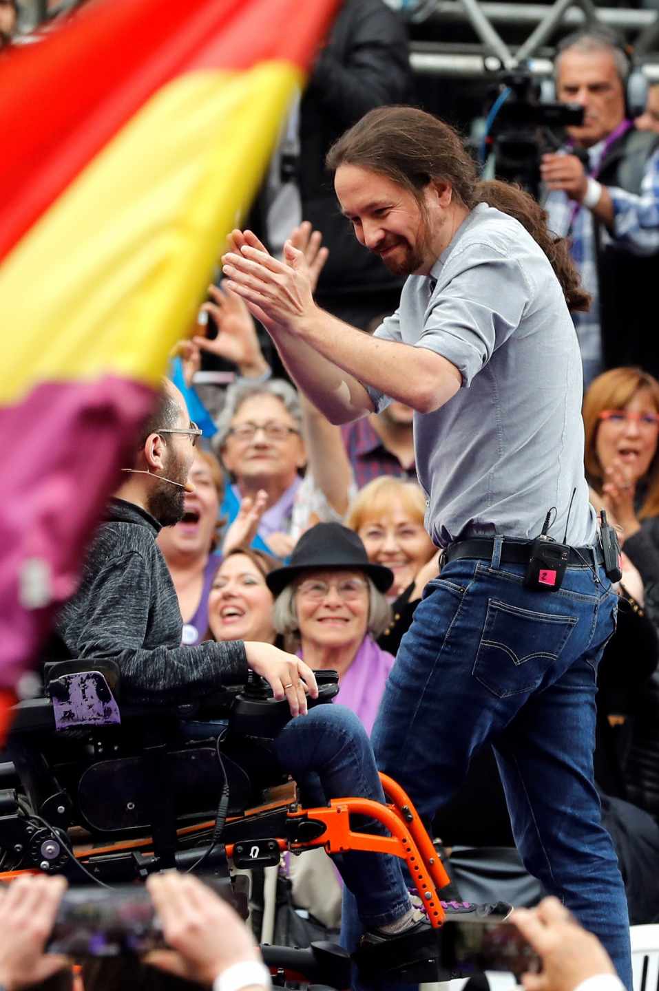 Pablo Iglesias saluda a Pablo Echenique.