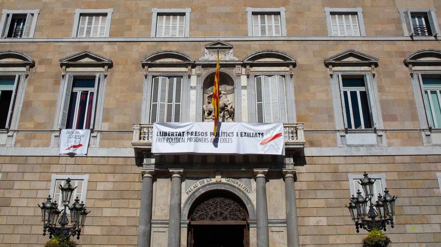El Palacio de la Generalitat, con dos pancartas a favor de los presos y de la libertad de expresión.
