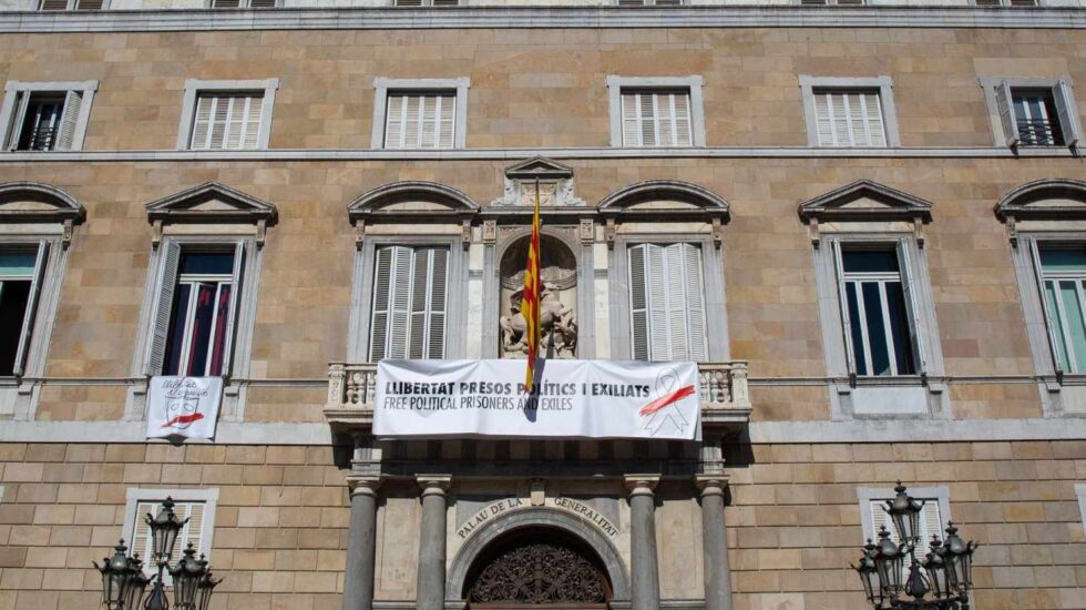 El Palacio de la Generalitat, con dos pancartas a favor de los presos y de la libertad de expresión.