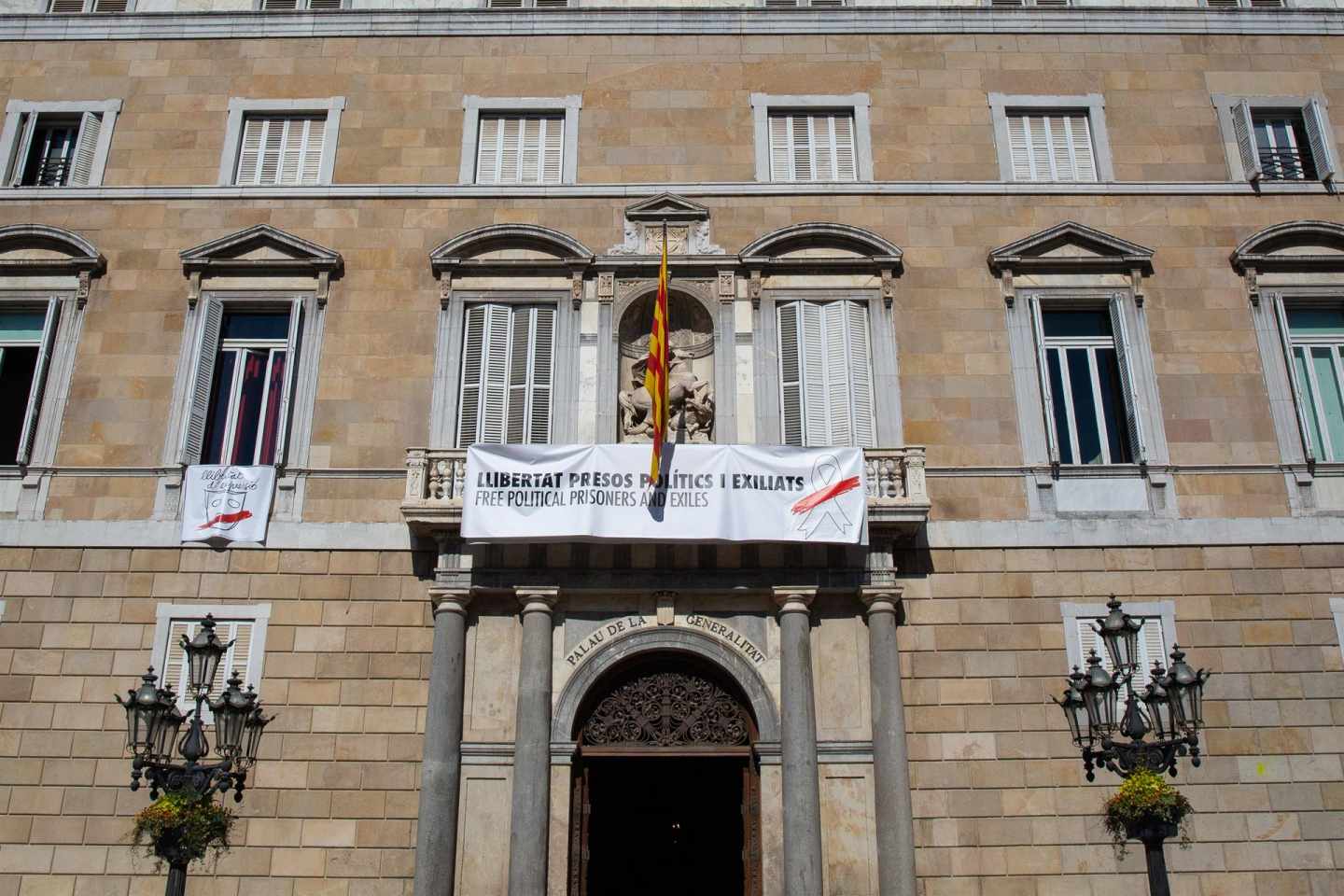 El Palacio de la Generalitat, con dos pancartas a favor de los presos y de la libertad de expresión.