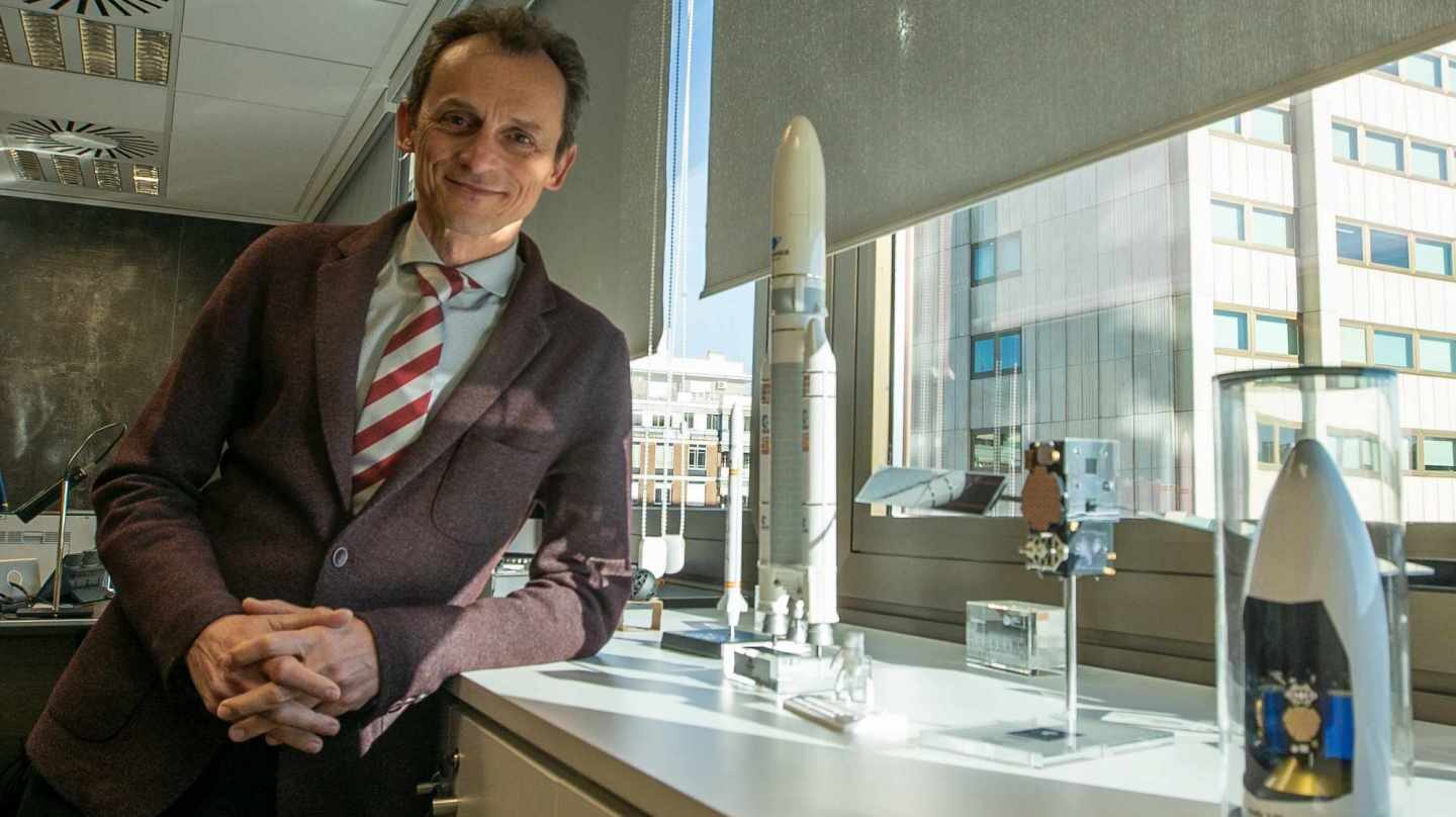 El ministro de Ciencia Pedro Duque en su despacho