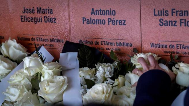 San Sebastián coloca las primeras placas en recuerdo a las víctimas de ETA