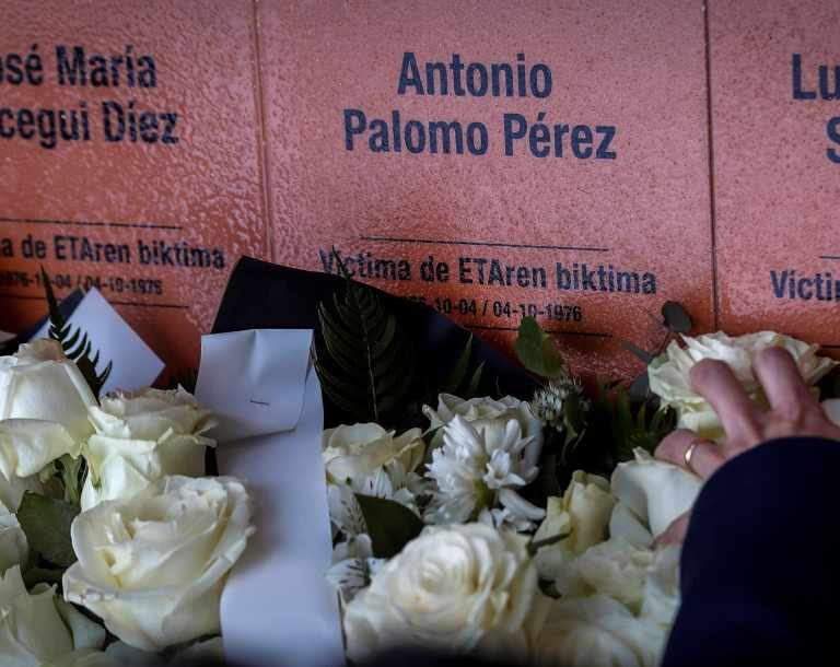 San Sebastián coloca las primeras placas en recuerdo a las víctimas de ETA