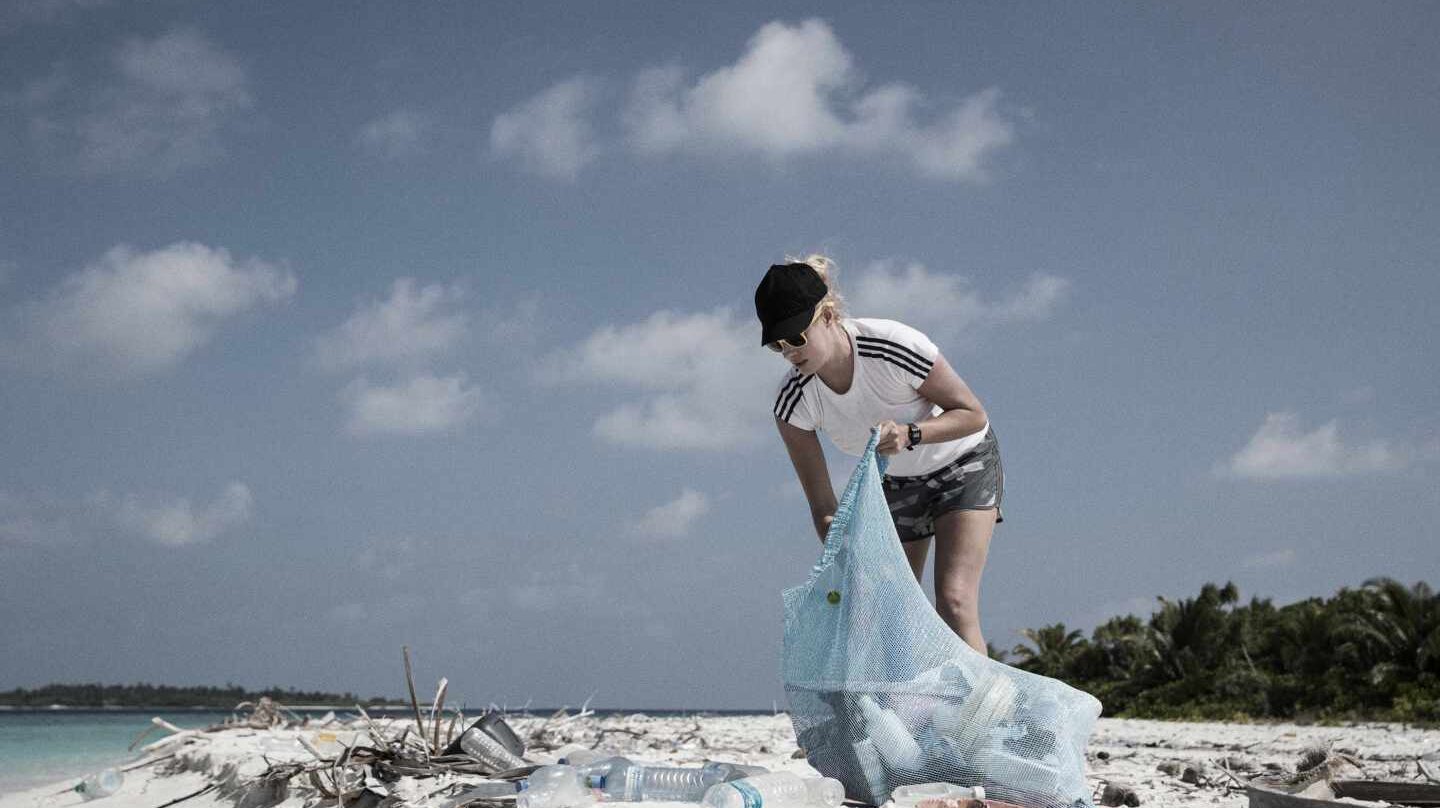 Las marcas de material deportivo fabrican productos con plásticos reciclados.