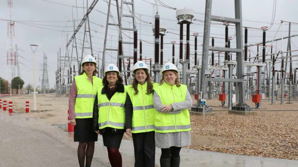 Eva Pagán, directora general de Transporte de Red Reléctrica de España; Elena Nogueroles, jefa del Departamento de Mantenimiento de Líneas; Dolores López-Menchero, jefa del Departamento de Construcción, y María Soler, jefa del Departamento de Ingeniería de Líneas.