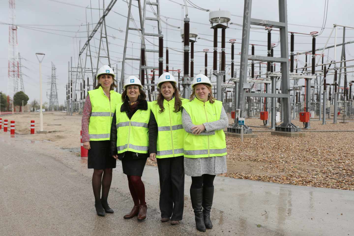 Eva Pagán, directora general de Transporte de Red Reléctrica de España; Elena Nogueroles, jefa del Departamento de Mantenimiento de Líneas; Dolores López-Menchero, jefa del Departamento de Construcción, y María Soler, jefa del Departamento de Ingeniería de Líneas.